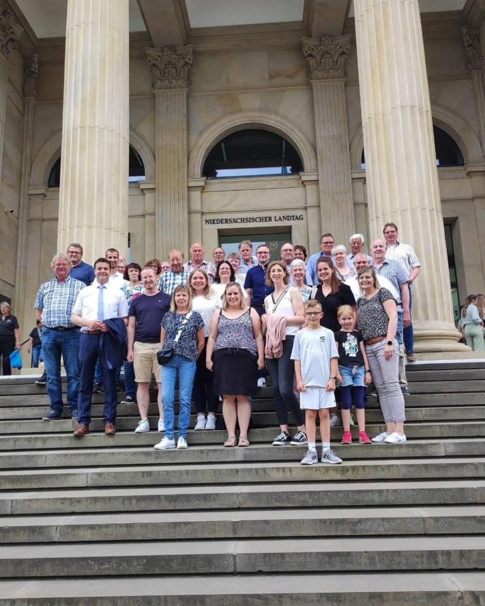 Gruppenbild vor dem Landtag